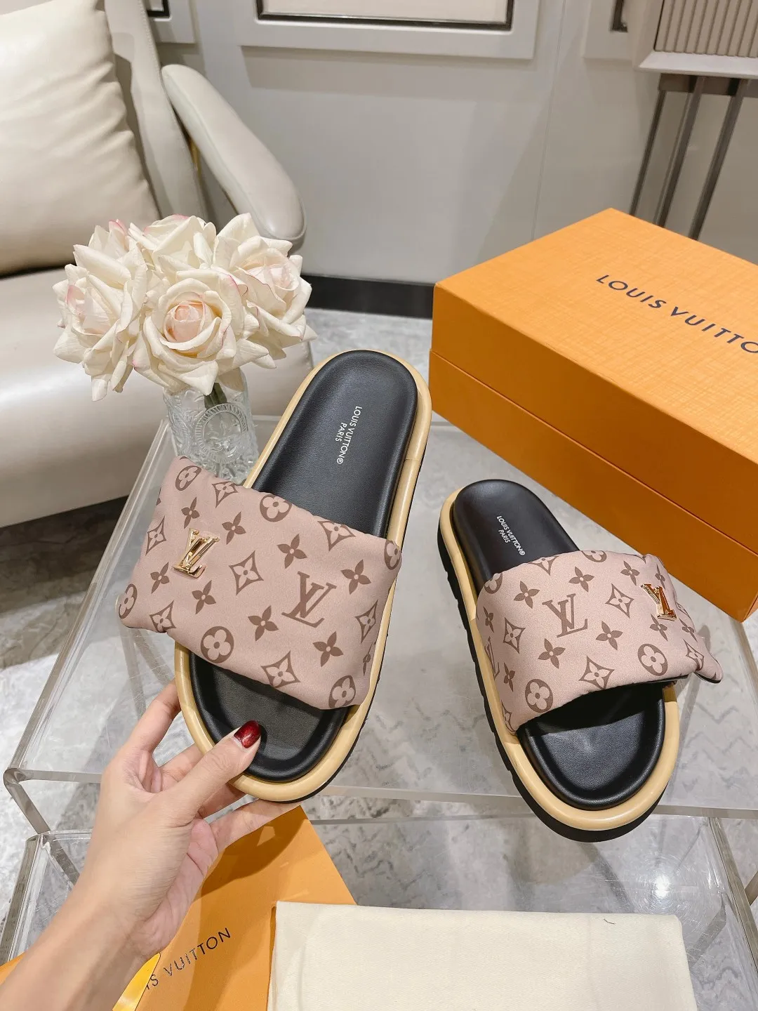 👟👟Ex-factory price 360👟👟 Lvjia brand | ²⁰²5 𝐬𝐬 💛2025 spring and summer latest popular Velcro series...Couple style thick-soled slippers, new rare products at the purchasing level💫 🍒This style is the favorite of celebrities🌟big internet celebrities. A simple and elegant sandal. A good style that you can't take your eyes off at a glance! The thick sole has the effect of increasing the height of the feet. It has the function of elongating the legs immediately. It is exquisite and low-key luxury✔️ No matter it is paired with skirts or trousers, it is super aura🛍 ━━━━━ ЅᏇєєt ━━━━━ ▪️Upper: LV old floral fabric ▪️Outsole: original molded outsole ▪️Shoe size: 35-45